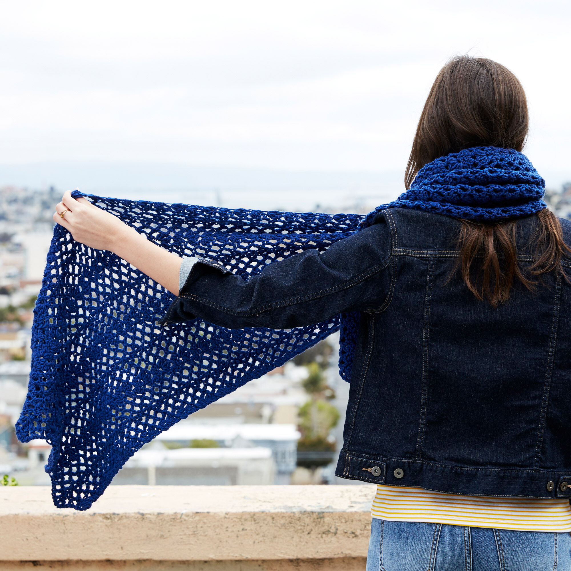 PATRÓN GRATIS Chal Azul Real a Crochet