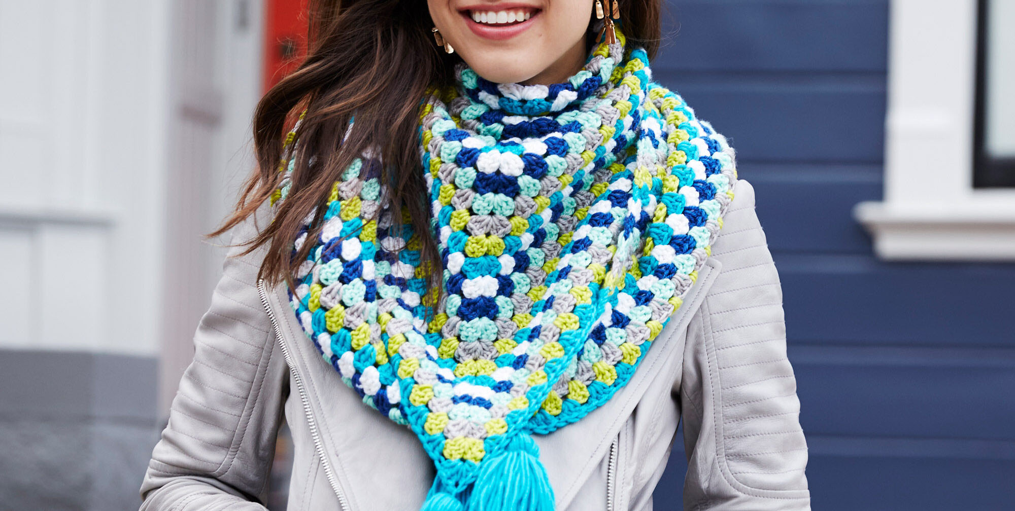 PATRÓN GRATIS Chal de Tonos Agua con Borlas a Crochet