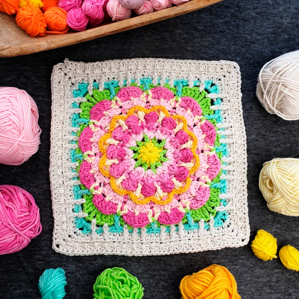 PATRÓN GRATIS Granny Square Plaza Floral en Crochet