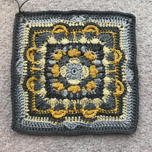 PATRÓN GRATIS Granny Square Dimensional en Crochet