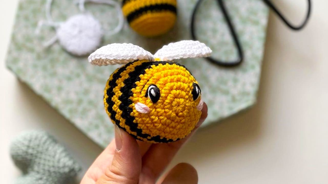 PATRÓN GRATIS Pequeña Abeja Llavero Amigurumi