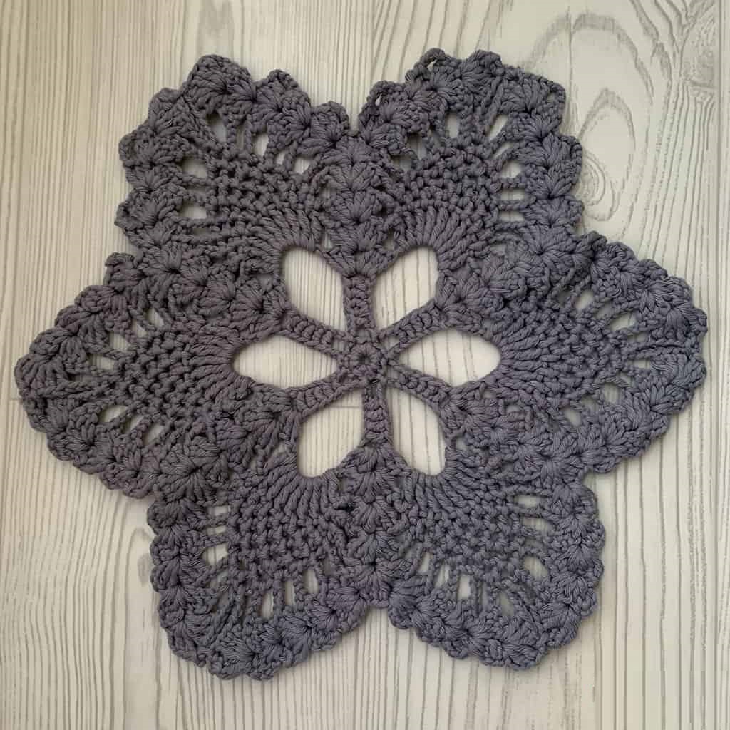 PATRÓN GRATIS Carpeta Flor de Piña en Crochet