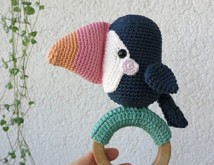 PATRÓN GRATIS Sonajero de Tucán Juguete Amigurumi