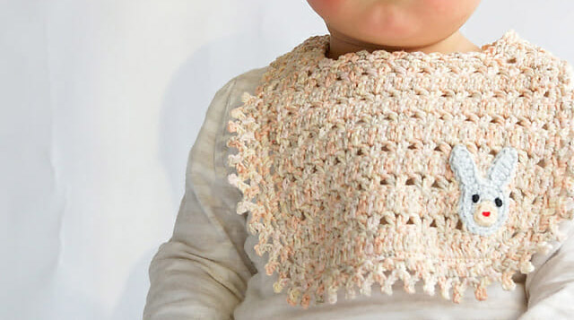 Delicado Babero con Conejito en Crochet PATRÓN GRATIS