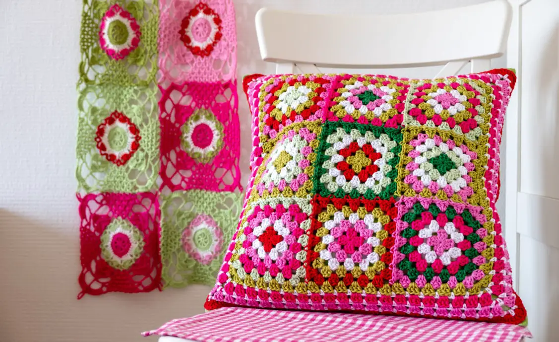 Cojín Granny Square en Crochet PATRÓN GRATIS