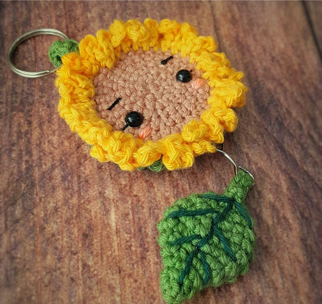 Llavero de Girasol en Crochet PATRÓN GRATIS