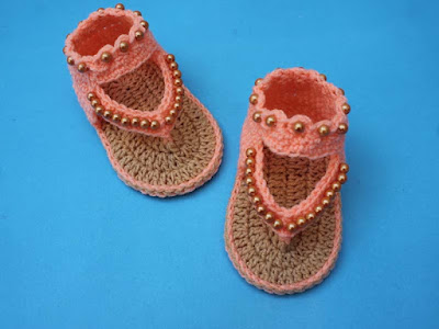 Sandalias de Bebé con Solapas de Perlas en Crochet PDF