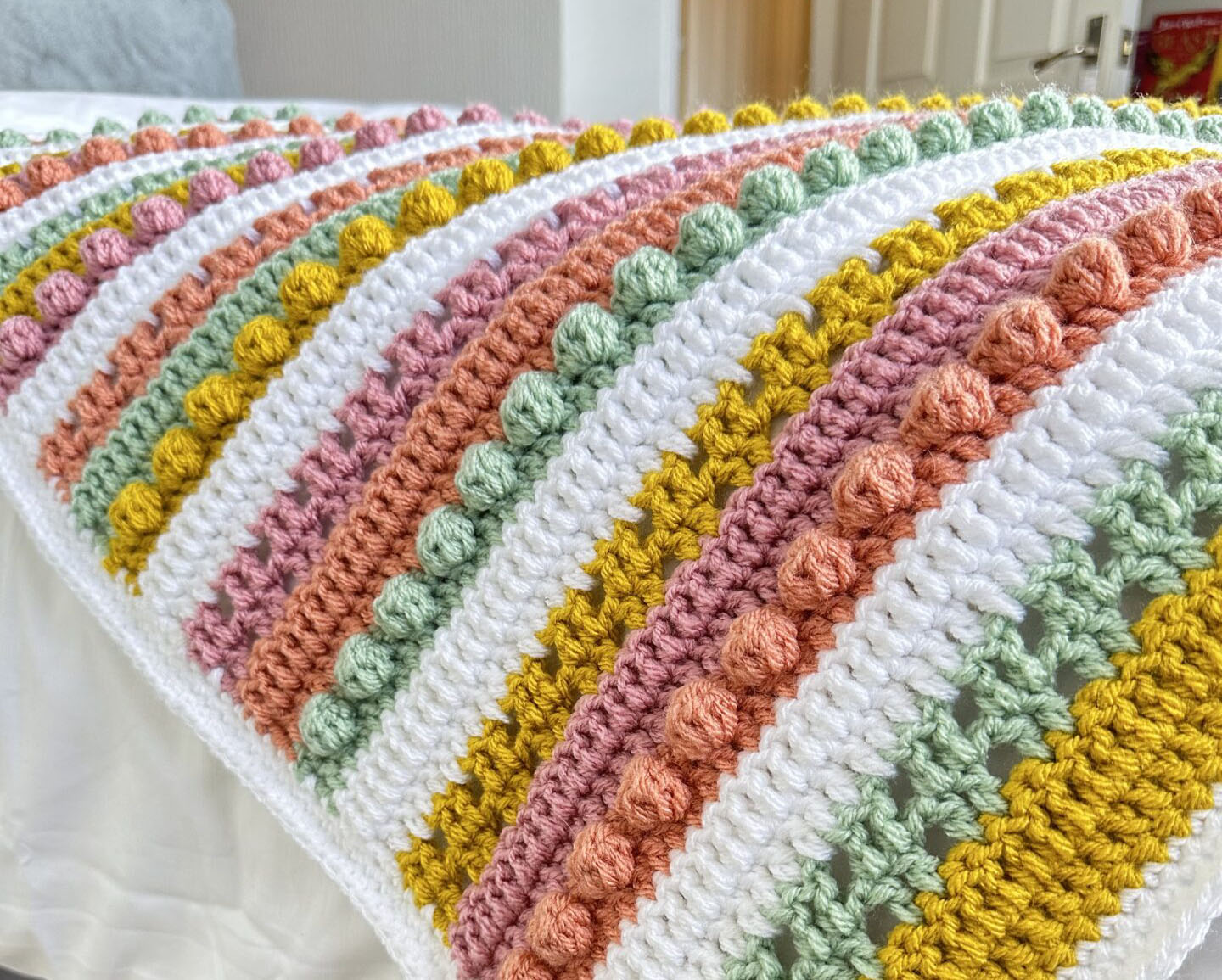 Manta de Rayas Popcorn Patrón en Crochet Gratis