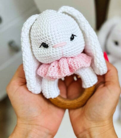 Amelia Conejo Sonajero Amigurumi Patrón PDF