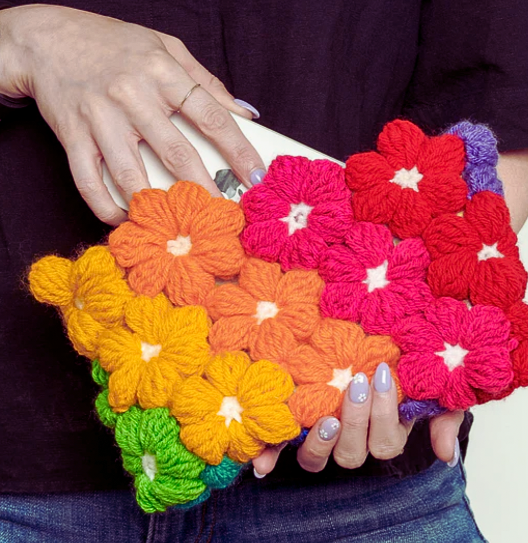 Bolsa de Mano con Flores Puff a Crochet Patrón Gratis