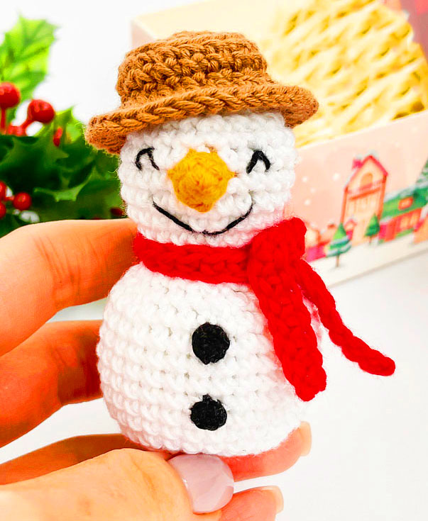 Muñeco de Nieve Llavero Amigurumi Patrón Gratis