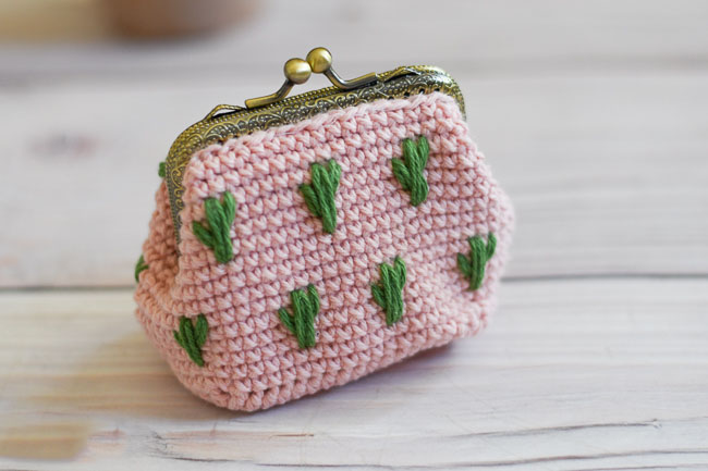 Adorable Monedero Desierto Flamenco Patrón en Crochet Gratis