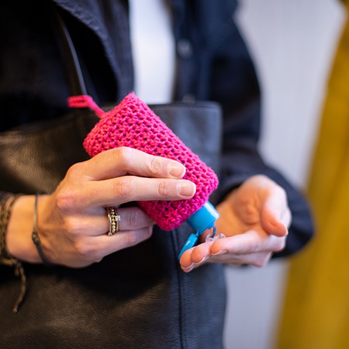 Delicada Funda para Gel de Manos Patrón en Crochet Gratis