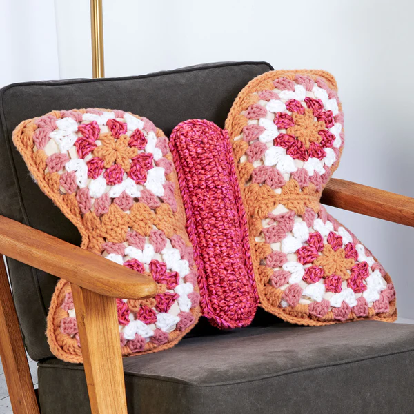 Almohada Granny Mariposas Patrón en Crochet Gratis