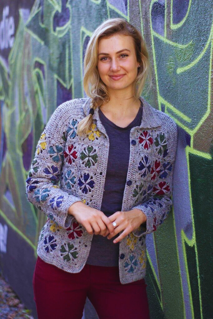 PATRÓN GRATIS Cárdigan con Motivos de Tréboles 4 Hojas en Crochet