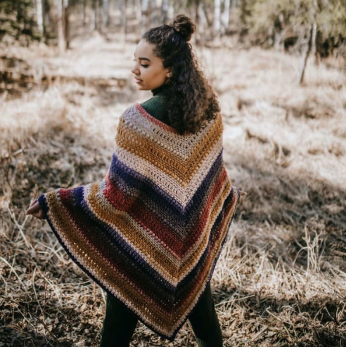 Poncho Escala de Estaciones Patrón en Crochet Gratis