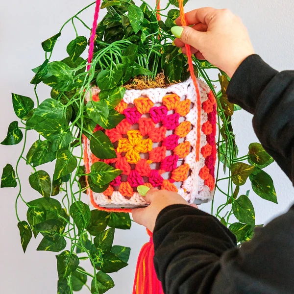 Colgante de Plantas con Diseño de Cuadros de la Abuela a Crochet