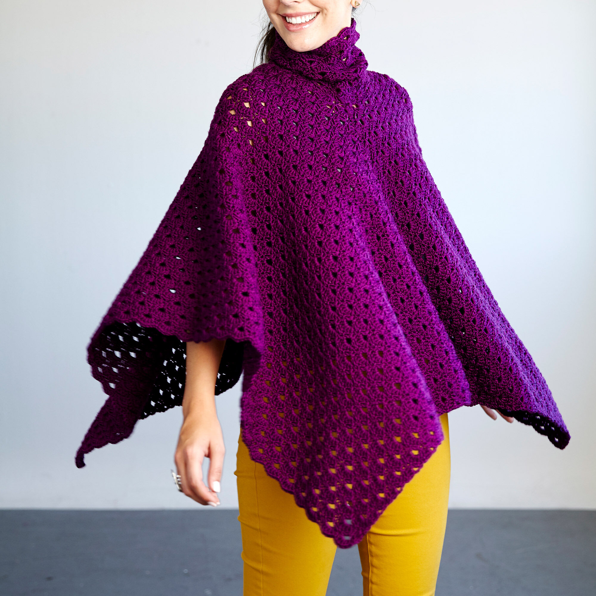 Poncho Chic a Crochet con Cuello Alto Patrón Gratis