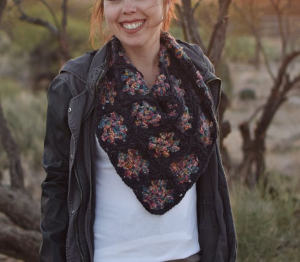 Capucha Granny en Triangular Patrón en Crochet Gratis