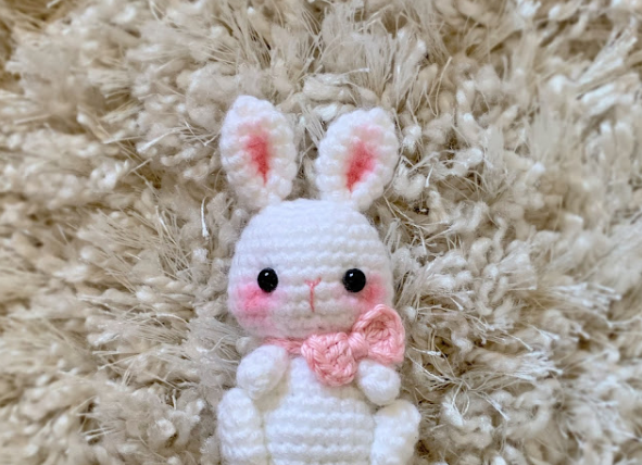 Patrón Gratis Conejita Mini Suerte en Amigurumi