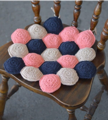 Cojín de Hexágonos en Crochet Estilo y Comodidad