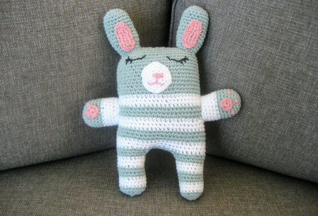 Tierno Conejito Almohada a Crochet Patrón Gratis