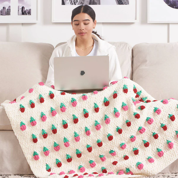 Hermosa Manta de Fresas en Crochet: ¡Transforma Tu Sala con Dulzura!