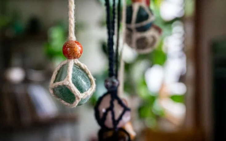 Dale Vida a tus Cristales con Estos Elegantes Soportes de Crochet Patron Gratis