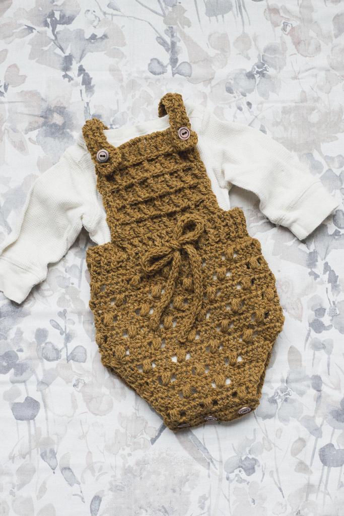 Crochet para principiantes mameluco de bebé patrón gratis