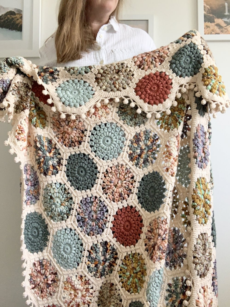 Manta Hexagonal a Crochet con Tonos Terracota Patrón Gratis