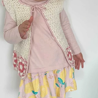 Chaleco a Crochet con Detalle Floral Paso a Paso Patrón Gratis
