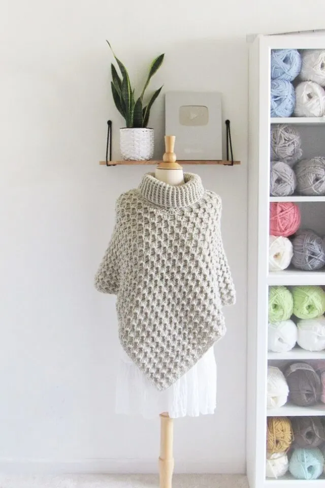 Poncho Elegante a Crochet con Cuello Alto Patrón Gratis