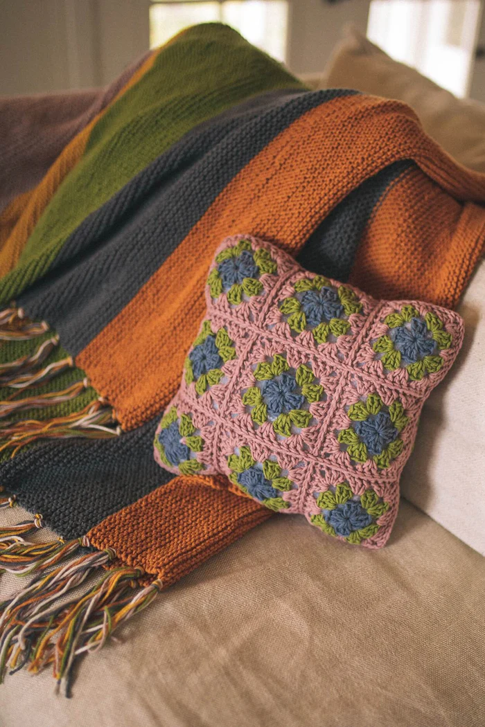 Cojín de Cuadrados de Abuela Afgano en Crochet PATRON