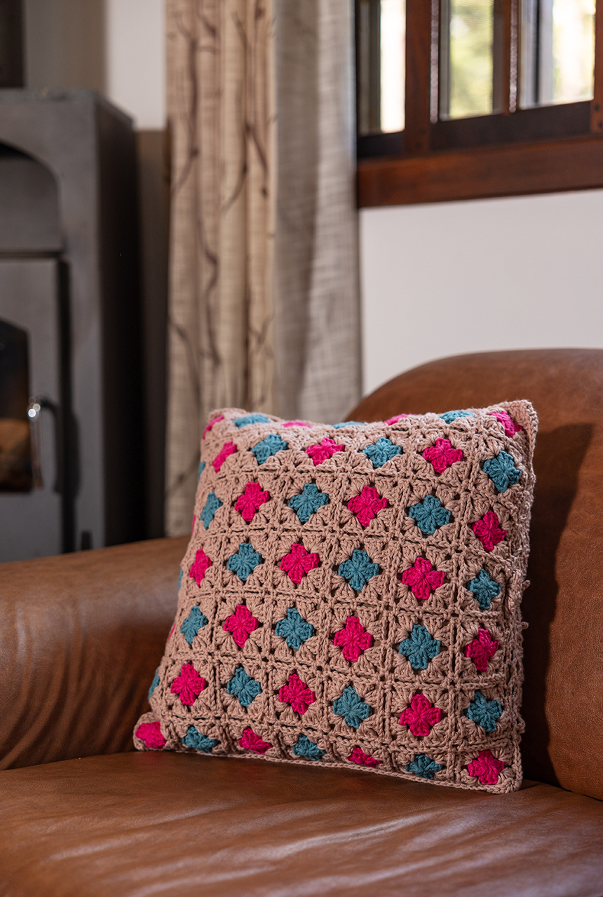 HAZLO TU MISMO! Funda para Cojín con Motivos en Crochet PATRÓN GRATIS