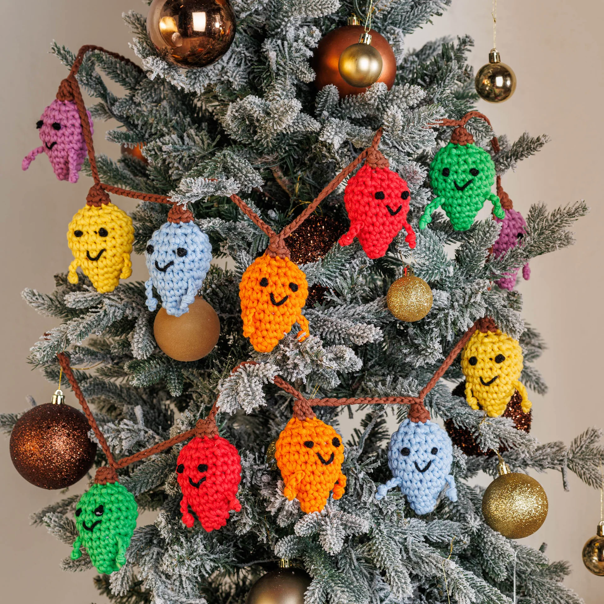 No Compres, Teje la Magia: Patrón para las Bombillas Navideñas a Crochet