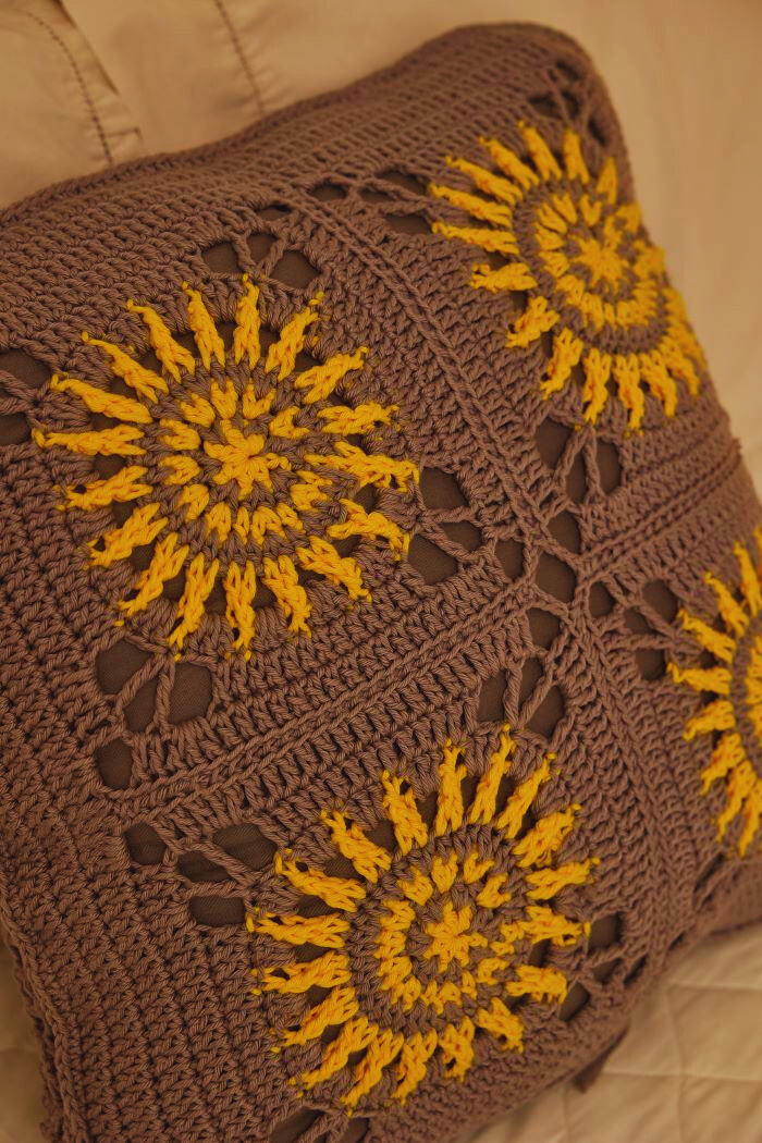¡DISEÑO RADIANTE! El Almohadón Solar en Crochet que Iluminará tu Casa