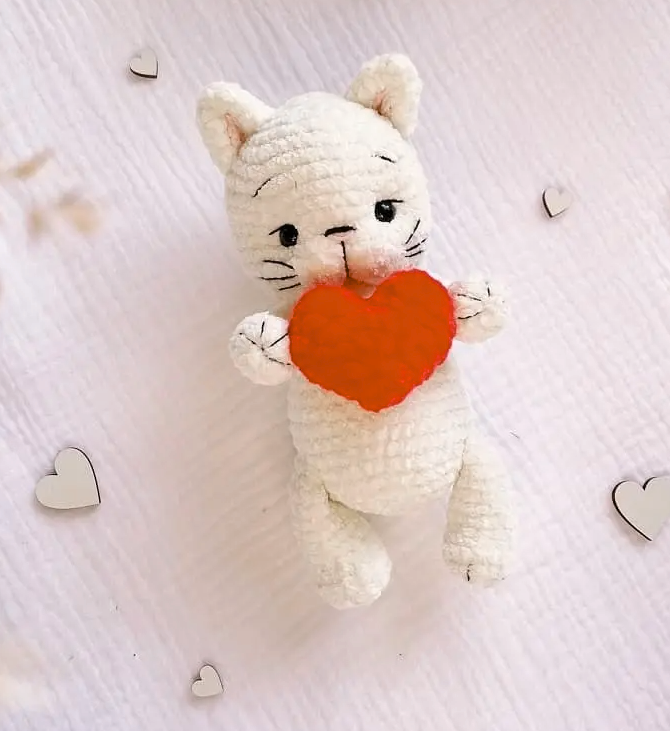 Un Pequeño Compañero Cargado de AMOR! Gatito con Corazón Amigurumi PATRON GRATIS