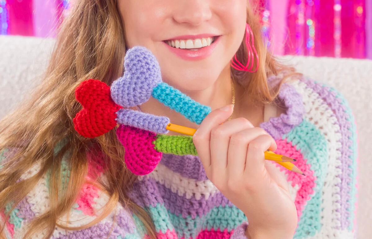 Amor en cada Letra ♥️ Cómo Tejer Adornos de Corazón para tus Lápices PATRÓN GRATIS